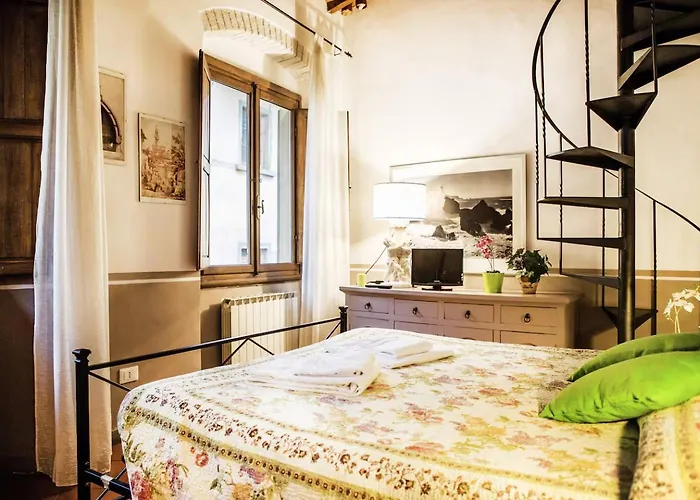 Family & Friends Base Near Station * Florence